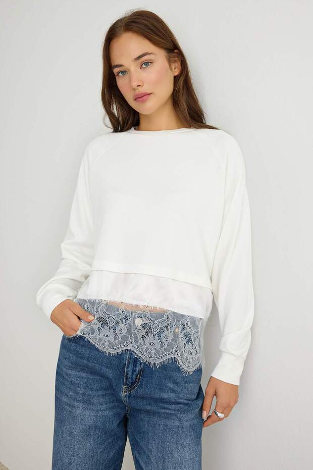 Ekru Soft/Yumuşak Dokunuşlu Dantel Detaylı Reglan Kol Relaxed Kalıp Örme Sweatshirt TWOAW27SW00054