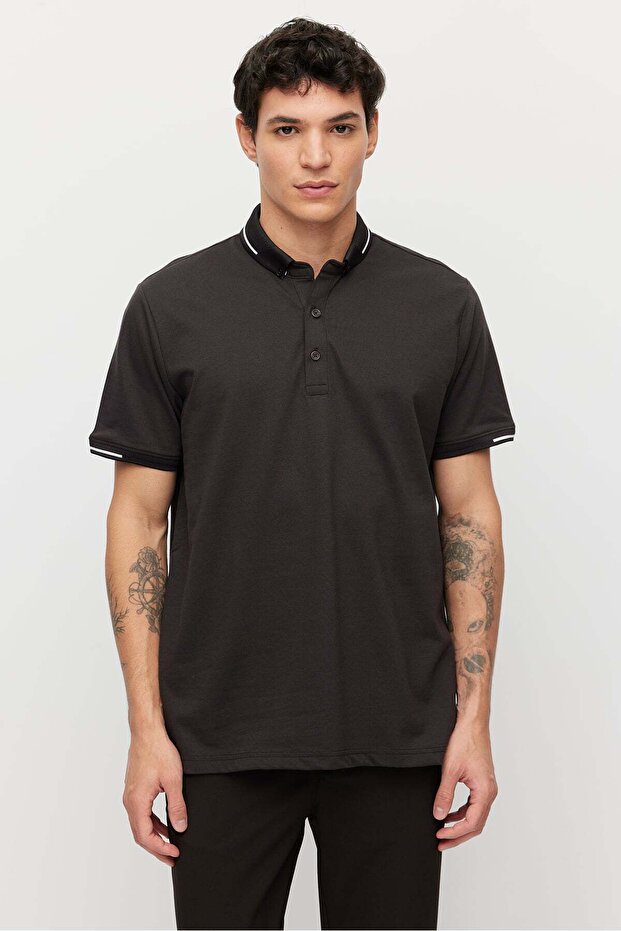 Men's T-Shirt with Buttoned Collar and Contrast Color Details