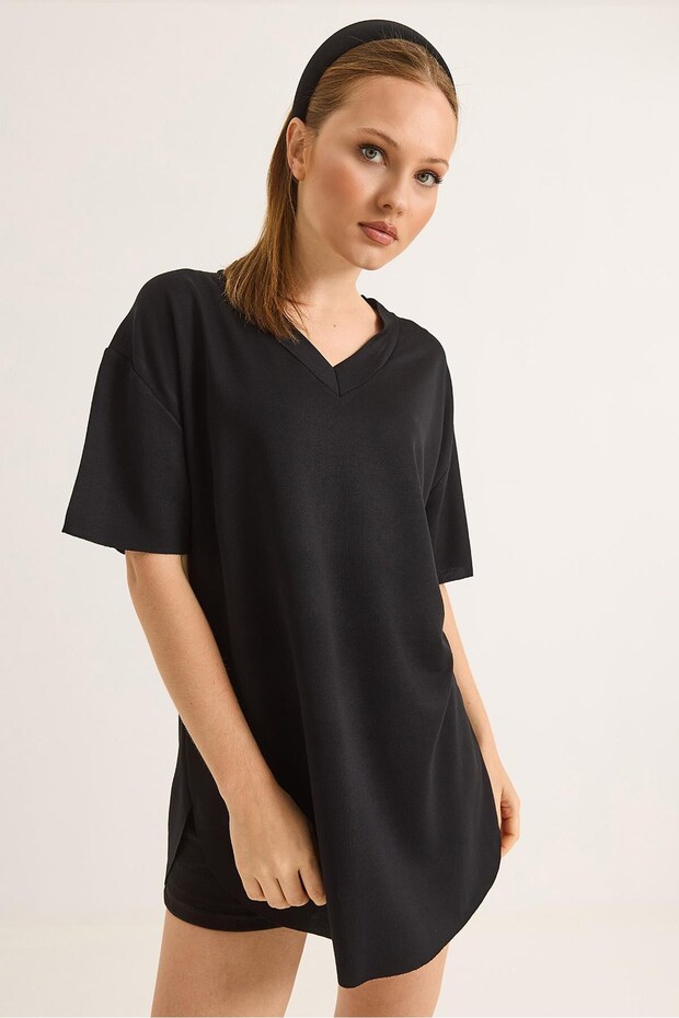 Black Cotton Polyester Blend V-Neck Basic Long Back Short Sleeve Relaxed Fit T-Shirt