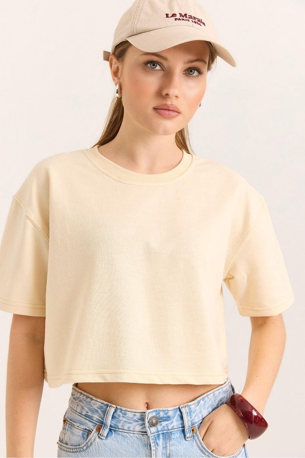 Beige Two-Strand Fabric Crew Neck Short Sleeve Cool Crop Cut Comfortable Fit T-Shirt