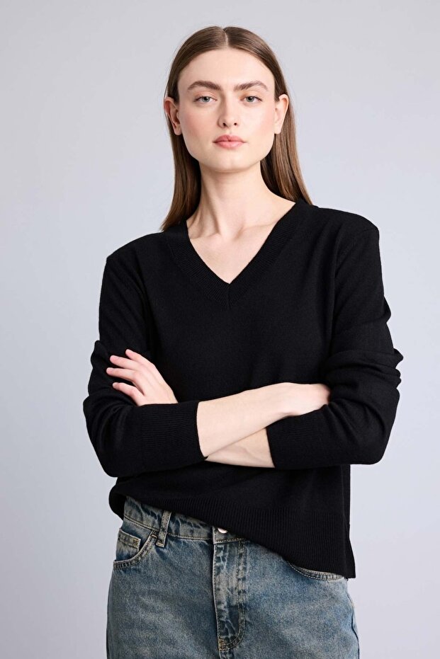 Ultra Soft Relax Fit V-Neck Black Sweater C4024Ax26Wn