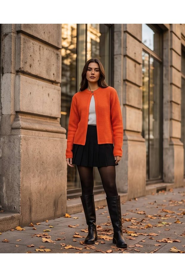 Modern Cut Crew Neck Buttoned Knitwear Cardigan