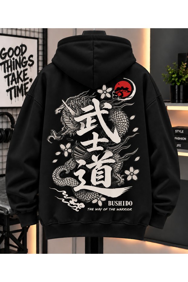 A Modern and Comfortable Sweatshirt That Catches the Eye with an Original Back Print Reflecting the Spirit of Japanese Samurai.