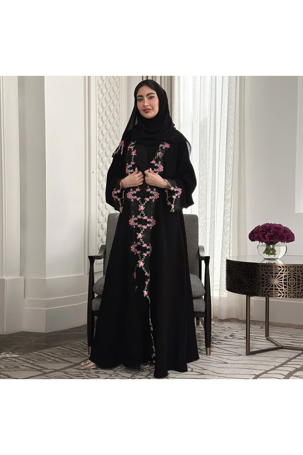 عباءة نسائية محتشمة بتصميم مرقع وقصة عادية