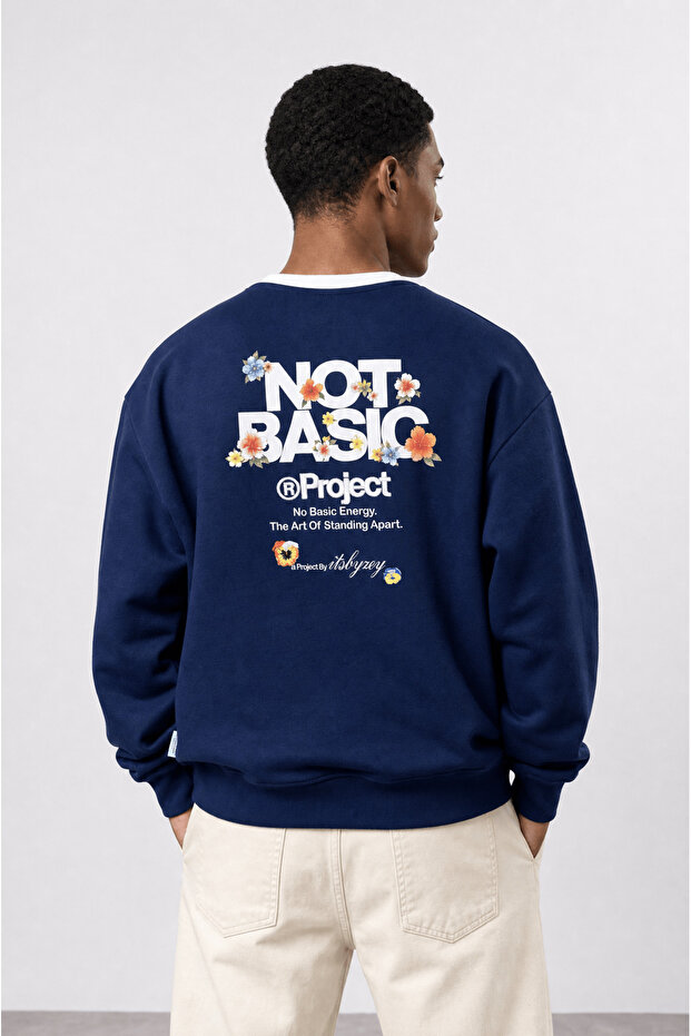 سويت شيرت رجالي مطبوع من Not Basic Project مقاس كبير باللون الأزرق الداكن