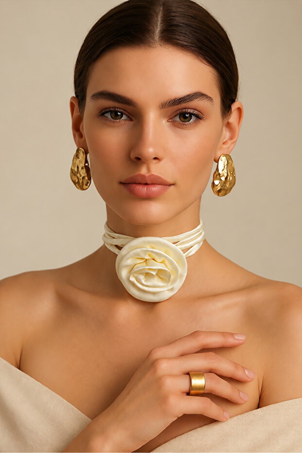 Cream Color Rose Detailed Choker Necklace