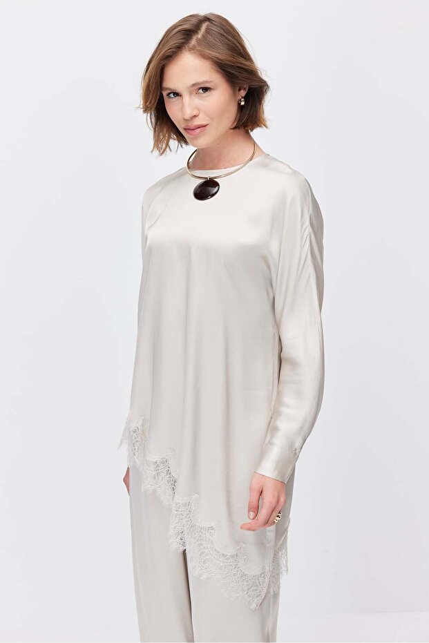 بلوزة نسائية بتفاصيل وقصة غير متماثلة