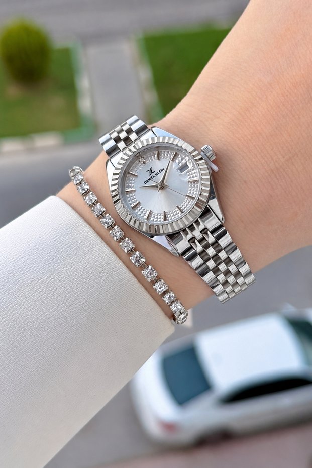 Silver Color 28 mm Women's Wristwatch with Gift Packaging