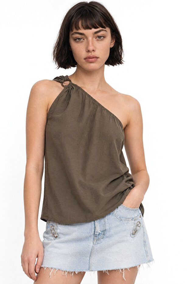 Mixray Asymmetrical Collar Accessory Detailed Top