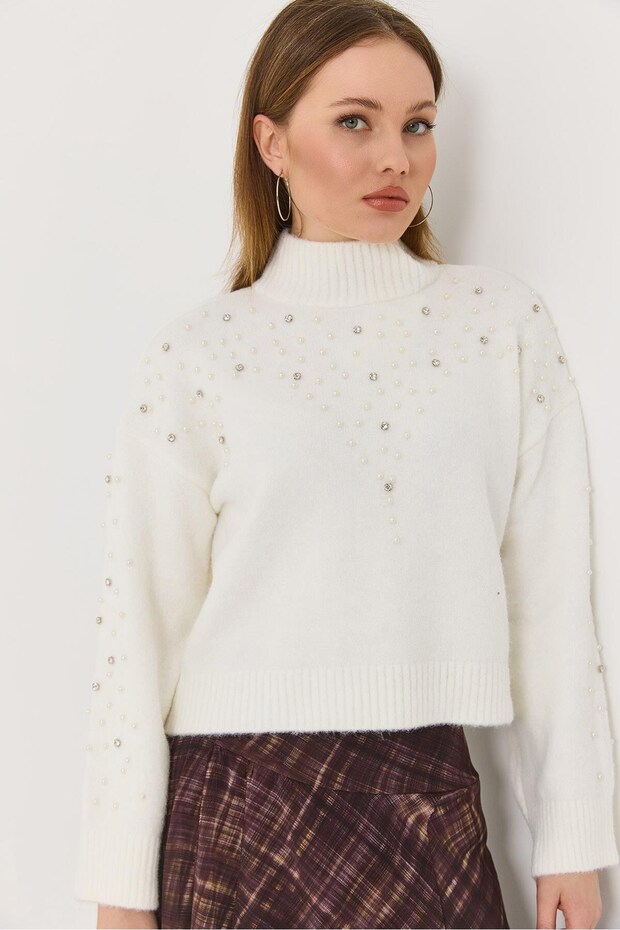 White Stretchy Knitwear Fabric Turtleneck Sweater with Stone and Pearl Detailing Modern Cut Knitwear Sweater
