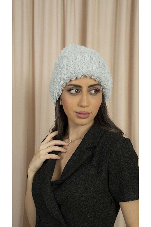 قبعة مزينة بالفرو
