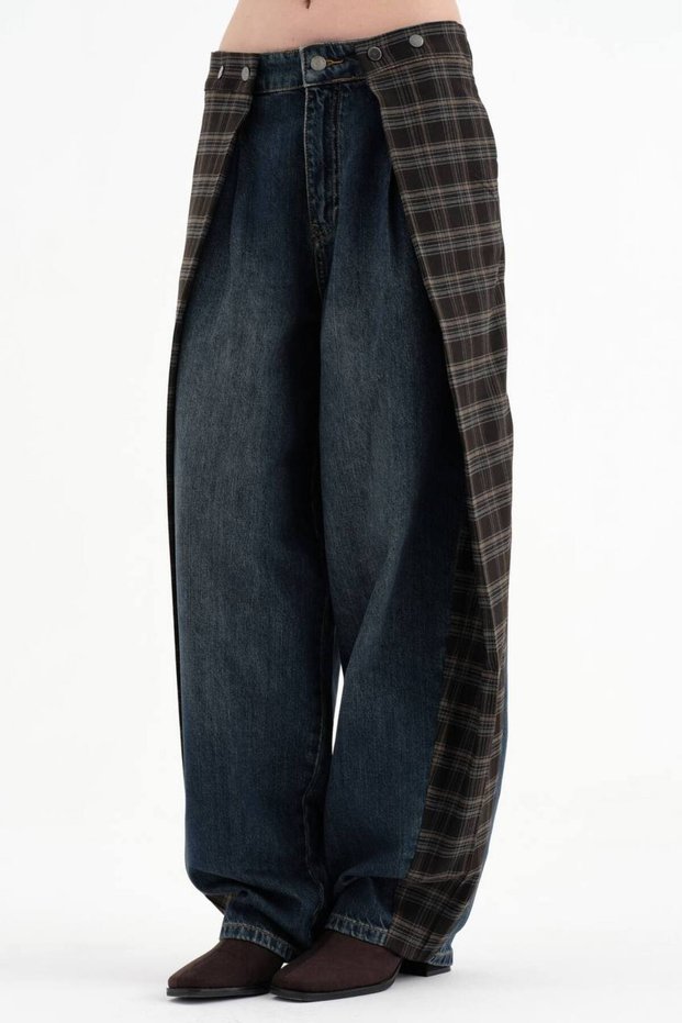 Women's jeans with fabric detailing on the sides, folded balloon fit design