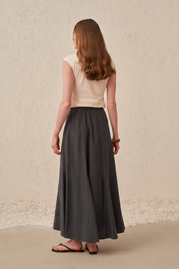 Flared skirt with ruffles