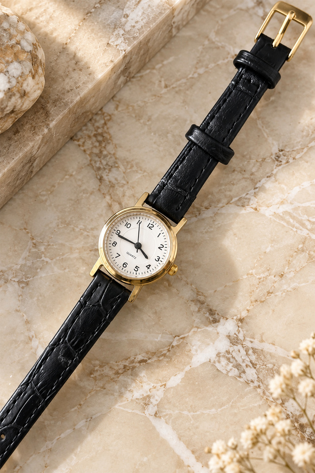 Women's Wristwatch Gold Color Round Case White Dial Black Croco Pattern Strap Quartz Analog Classic Vintage Elegant Old Money Women's Watch 2026