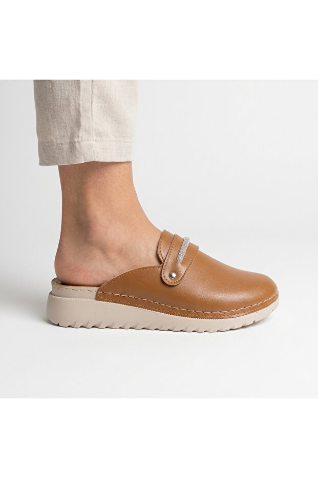 Perla Closed Tan Daily Slippers