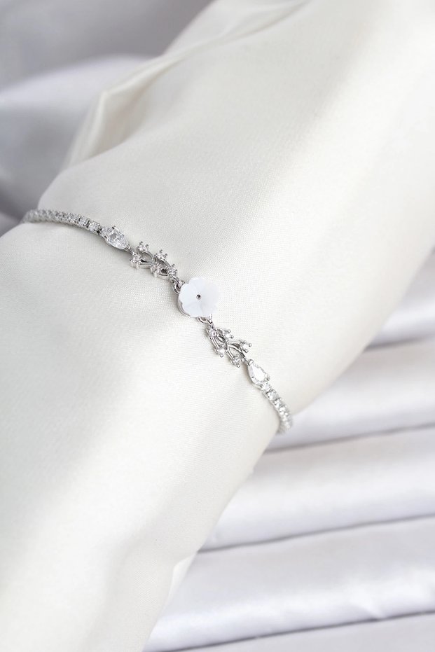 Brass Silver Color Flower Model Waterway Women's Bracelet Tj-Bb8465