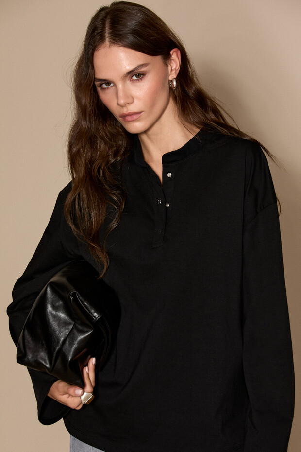 Niven Women's Snap Closure Long Sleeve Black T-Shirt