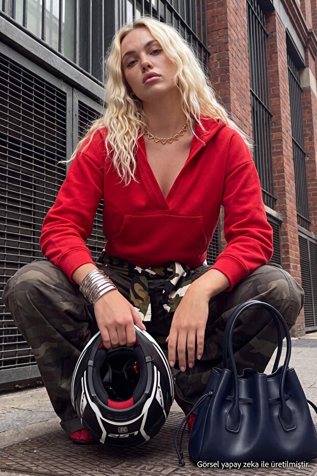 Kırmızı İnce Yumuşak Kapüşonlu V Yaka Regular Kalıp Crop Boy Örme Sweatshirt TWOAW27SW00118