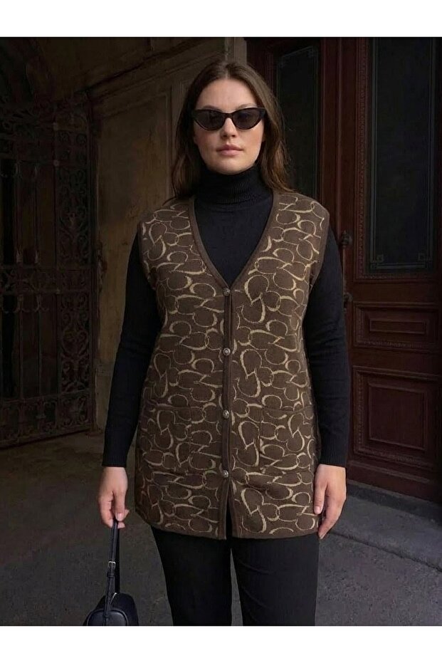 Classic Steel Knitted Tricot Vest with Heart Pattern and Buttons