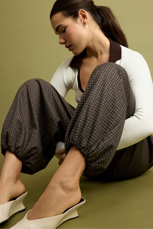Balloon trousers with buckle