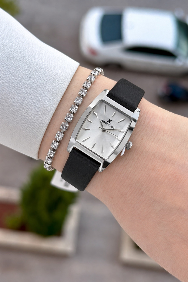 Metallic Case, Black Color Strap, 23 Mm, 2 Year Warranty, Women's Wristwatch
