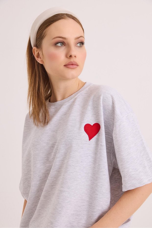 Light Gray Cotton Fabric Crew Neck Short Sleeve Basic Heart Embroidery Detailed Knitted T-Shirt