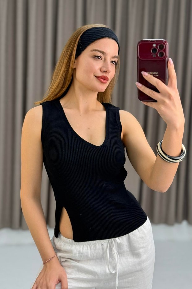 Black Knitwear Fabric Design Collar Sleeveless Standard Fit Knitted Blouse with Light Slits on the Sides