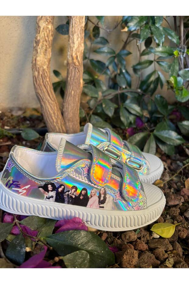 Girl's Manifest Shiny Hologram Velcro Sneaker
