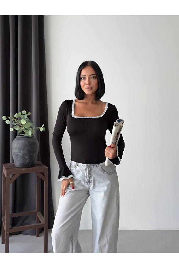 Beyaz Mini Dantelli Bluz