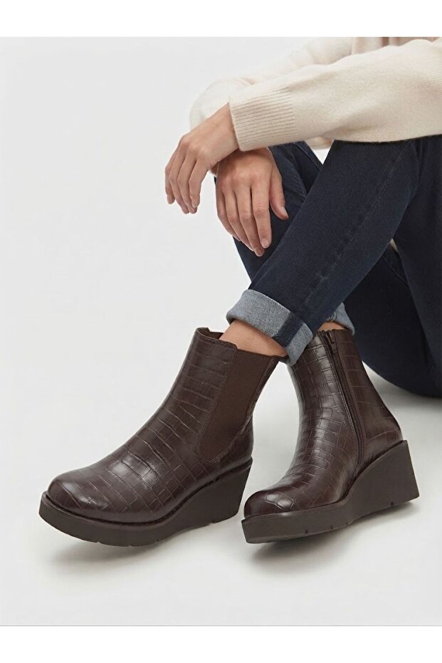 Genuine Leather Padded Sole Crocodile Pattern Dark Brown Women's Boots