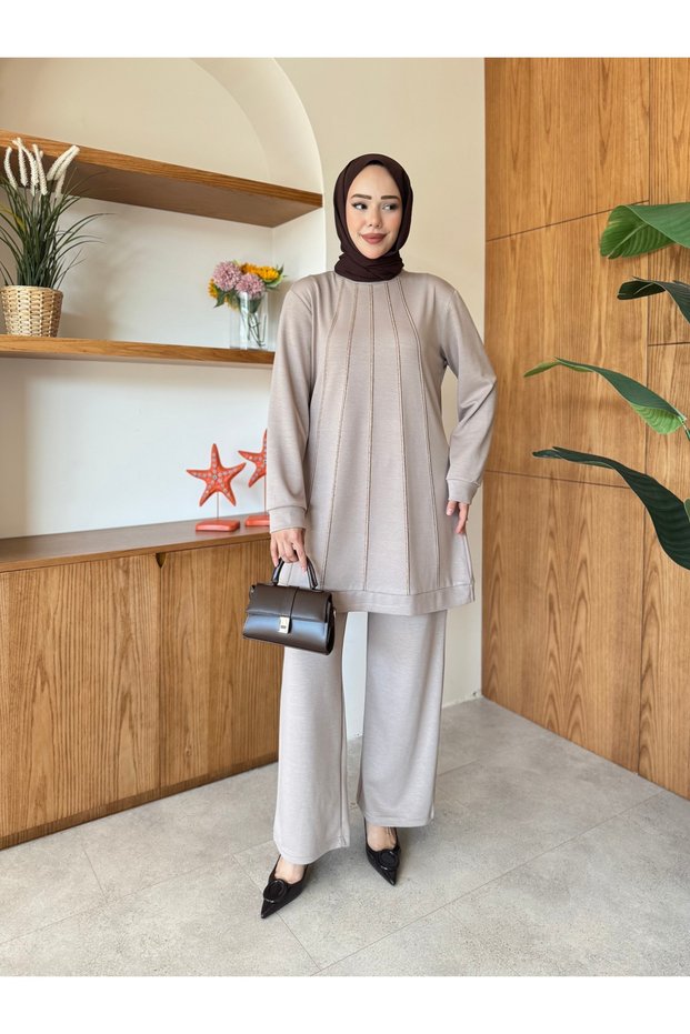 طقم مزدوج من قماش أويشو مزين بالشريط الحجري