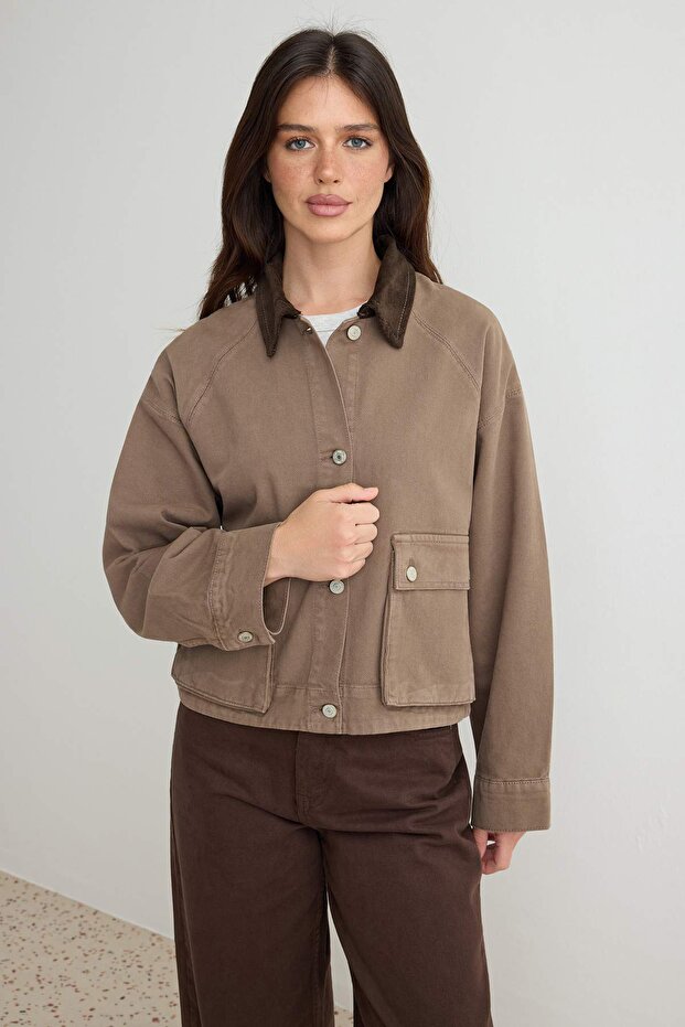 Kahverengi Yaka ve Cep Detaylı Denim Ceket TWOAW27CE00033