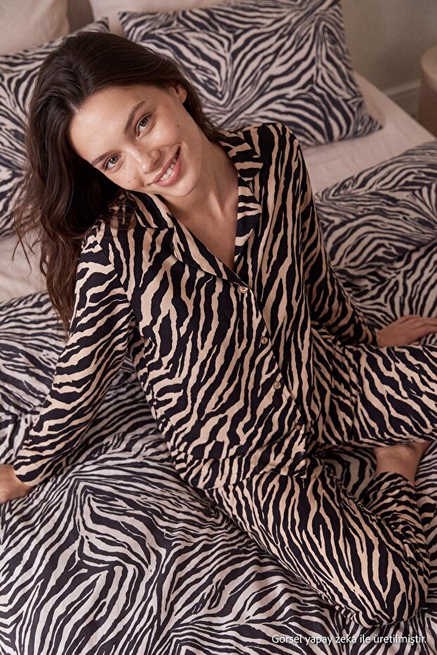 Siyah Zebra Desenli Yumuşak Tuşeli Örme Pijama Takımı THMAW27PT00227