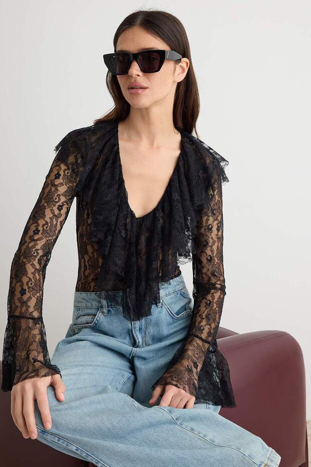 Black V-Neck Flounced Bohemian Lace Bodysuit Tpraw27Bd00014