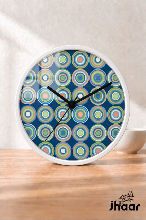 Ceas de perete modern cu inele retro albastre și verzi – Mărime mare XL 42 cm – Carcasă albă – Cu sticlă, silențios – Iluminare LED inclusă în pachet