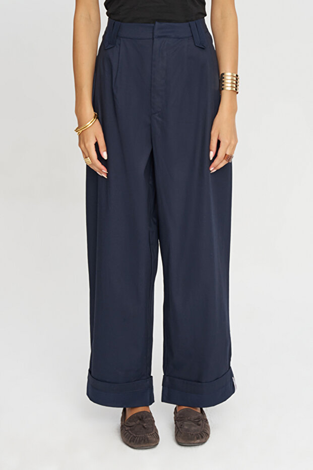 Women's Double-Legged Pleated Relaxed Fit Pants