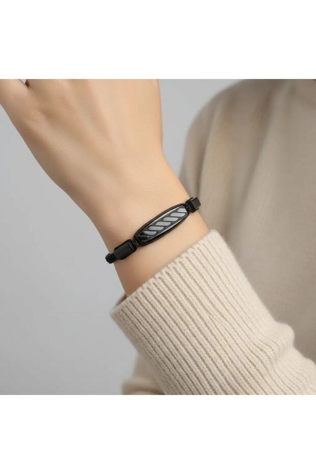 Carved Motif Craftsmanship Twist Bracelet