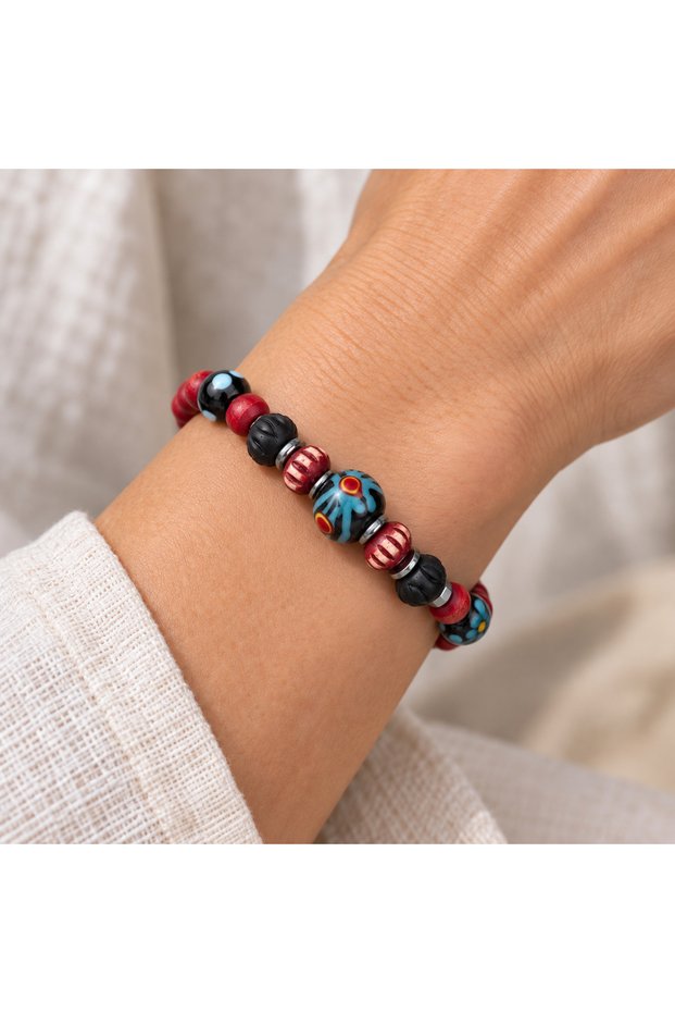 Red Beaded Patterned Bracelet – Ethnic Design Accessory with Black and Turquoise Details