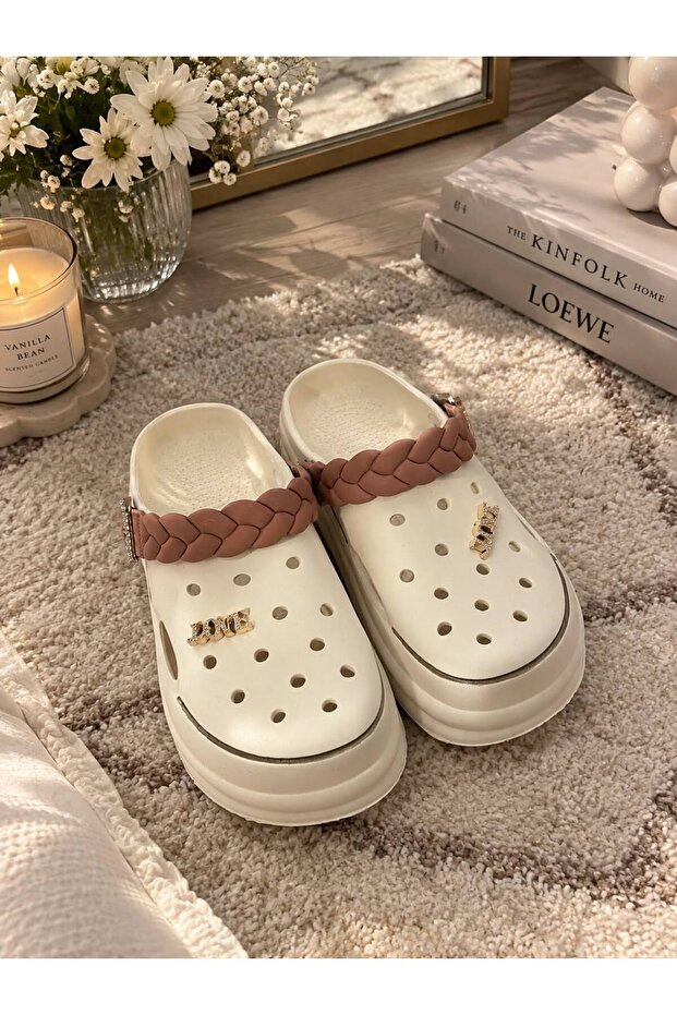 Woman's beige slipper