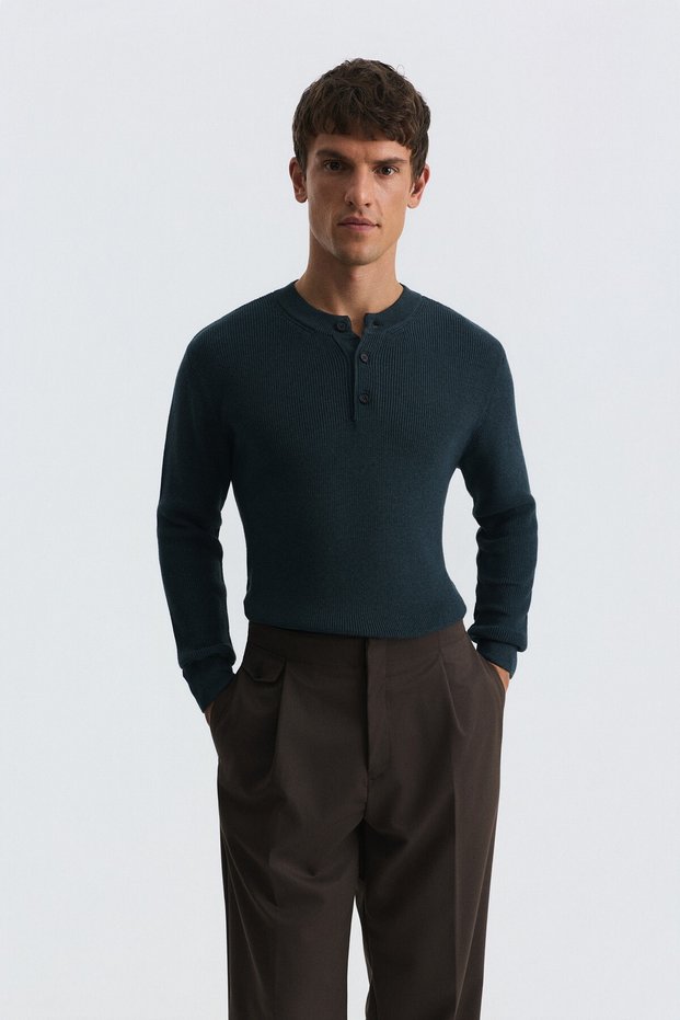Button collar textured sweater