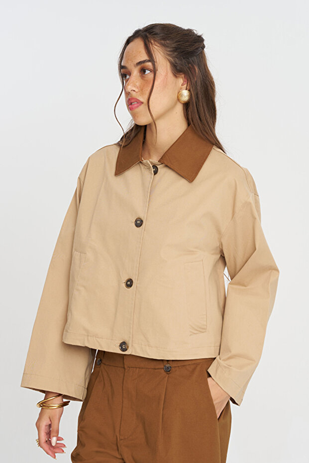 Women's Contrast Collar Buttoned Relaxed Fit Jacket