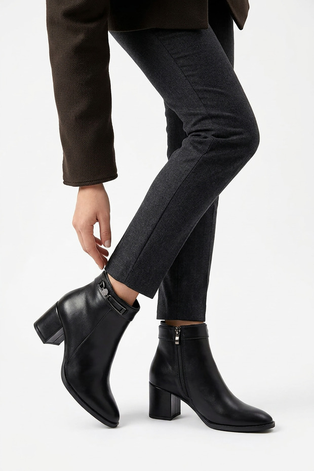 Moleran Women's Heeled Boots with Zipper and Side Stones, Black Leather