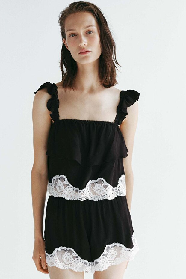 Lace-trimmed pyjama shorts