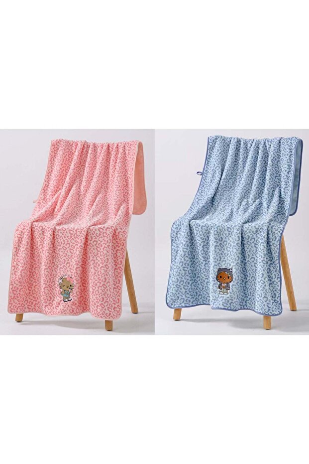 2-pack bath towels, measuring 55.12 inches in length and 27.56 inches in width, feature a cute Kitt