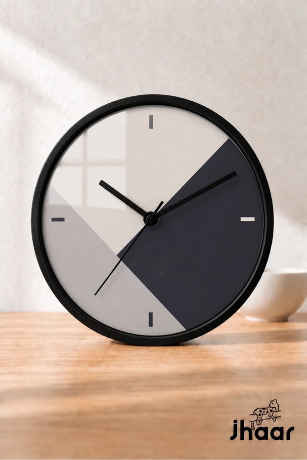 Ceas de perete modern cu blocuri de culori încrucișate gri-negru – dimensiune medie 25 cm – carcasă neagră – cu sticlă, silențios – iluminare LED inclusă în pachet