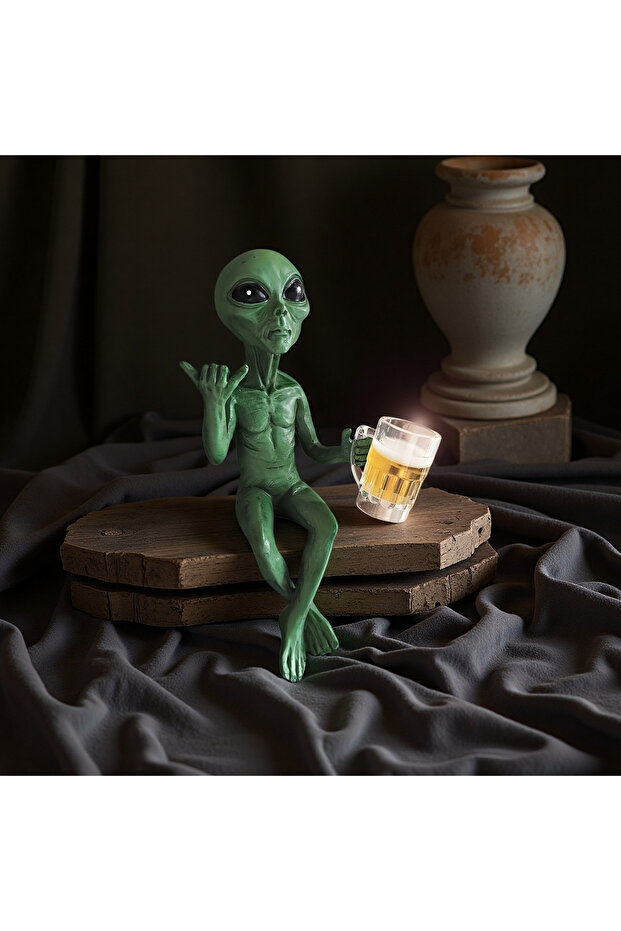 A /Funny Resin Alien Drinking Beer Statue For Garden Yard Landscaping Outdoor Desktop Decoration Art