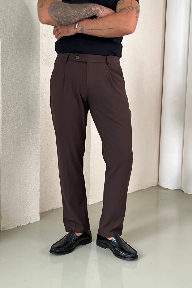 Regular Classic Trousers with Closed Hem in Brown