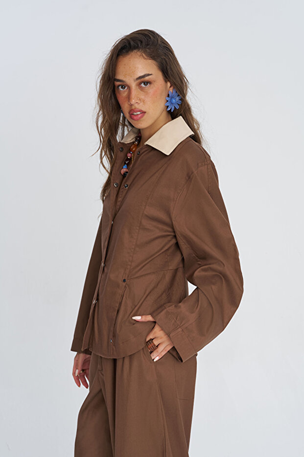 Women's Contrast Collar Waist-Fitted Jacket