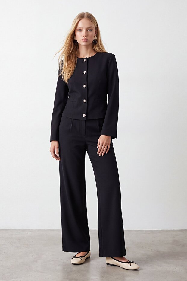Buttoned suit with belt