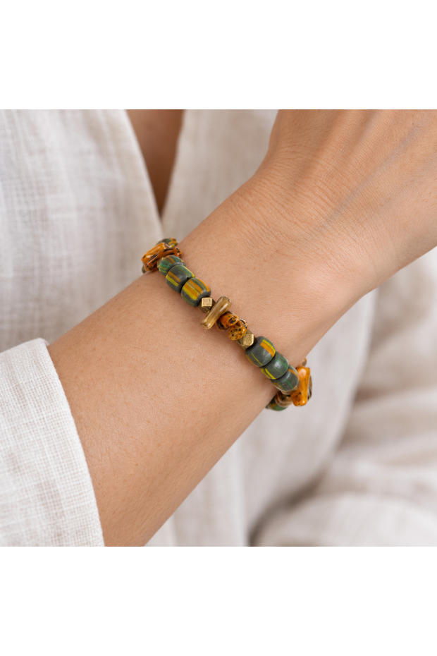 Green and Orange Patterned Beaded Bracelet – Stylish Accessory with Gold Detail and Clip Closure